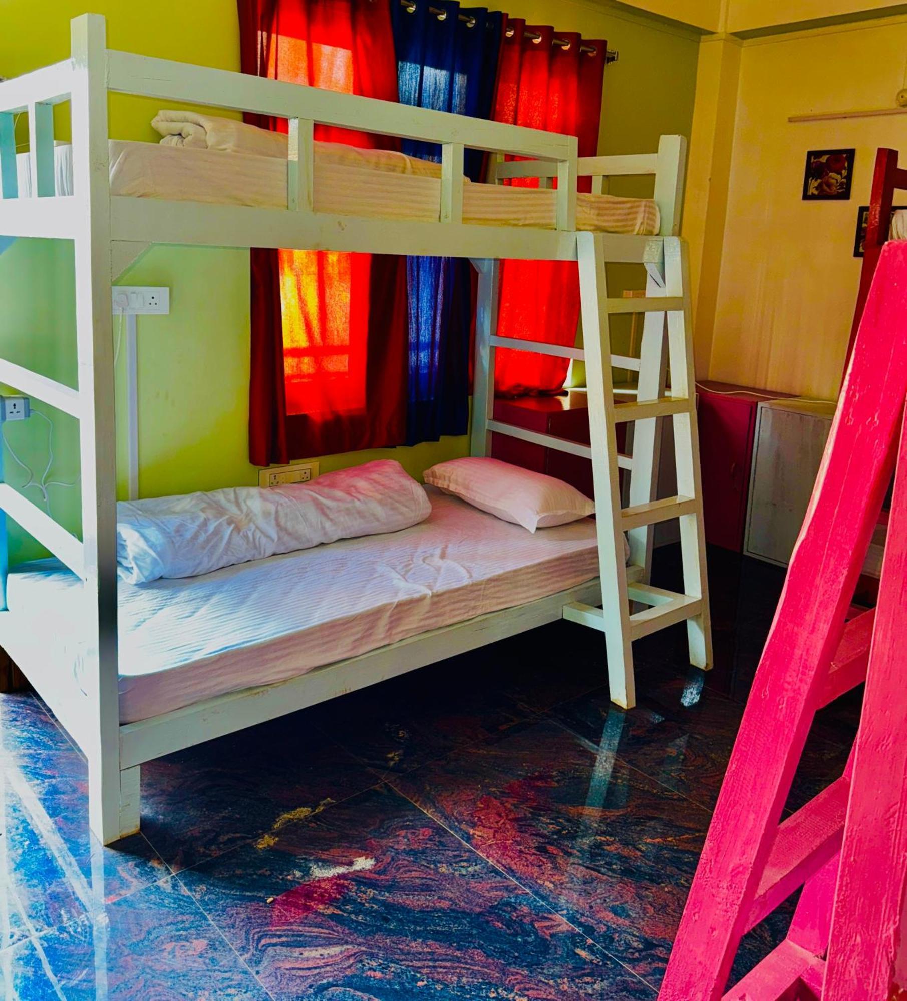 Xtsy Travellers Hostel Shillong Eksteriør bilde